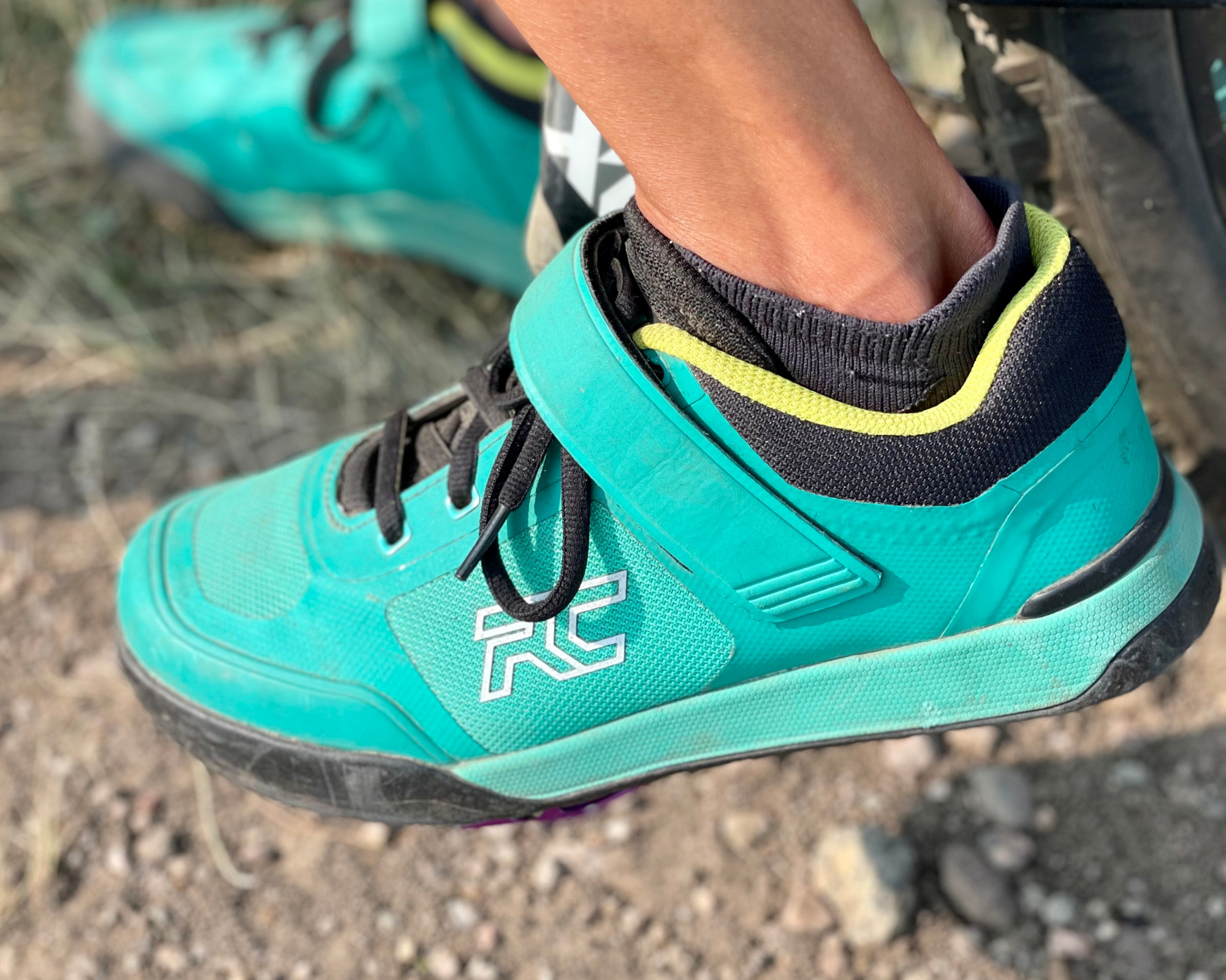 Persona usando unos Tenis Ride Concepts color turquesa hellion