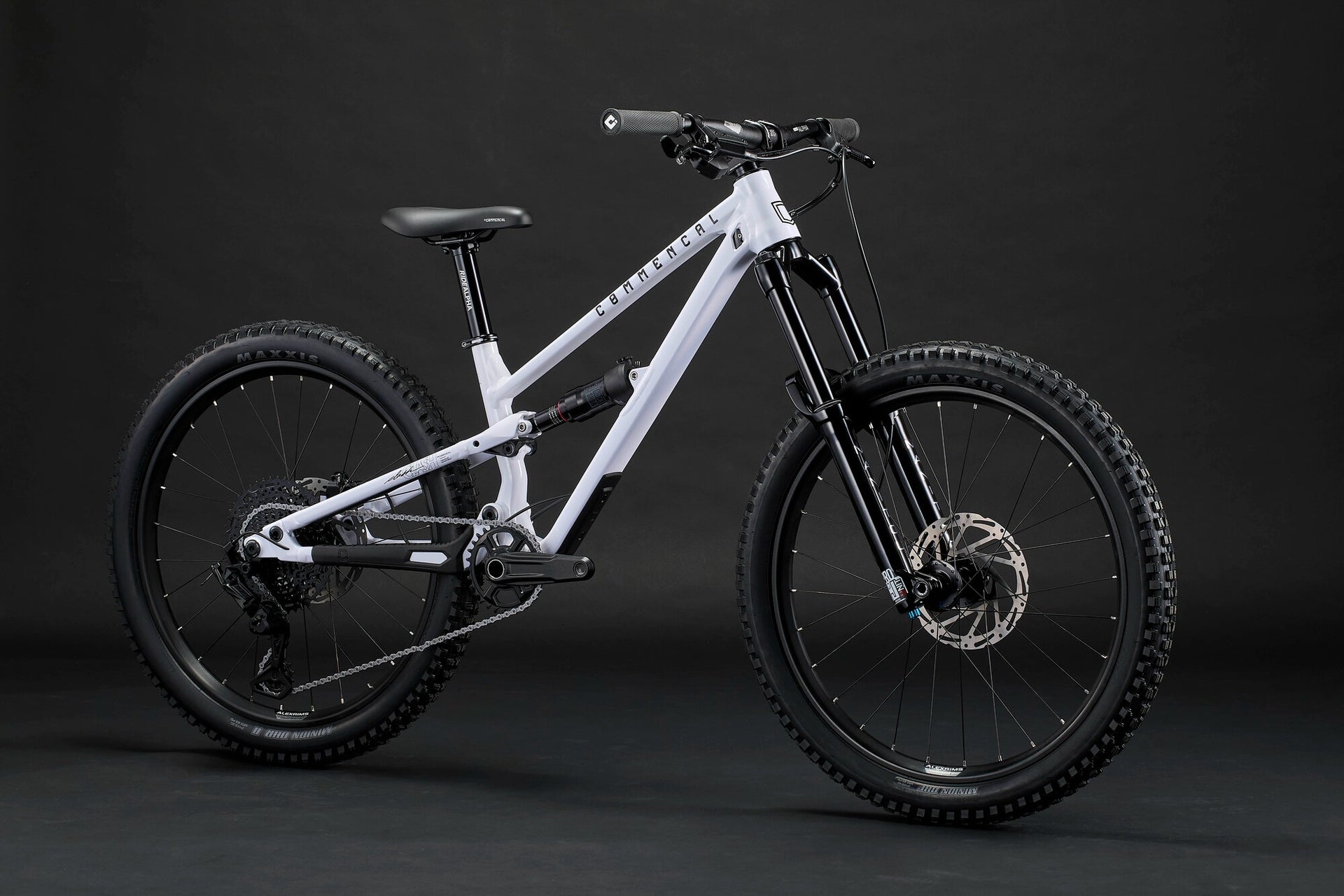 Bicicleta infantil Commencal Clash 24 Pure White 2026