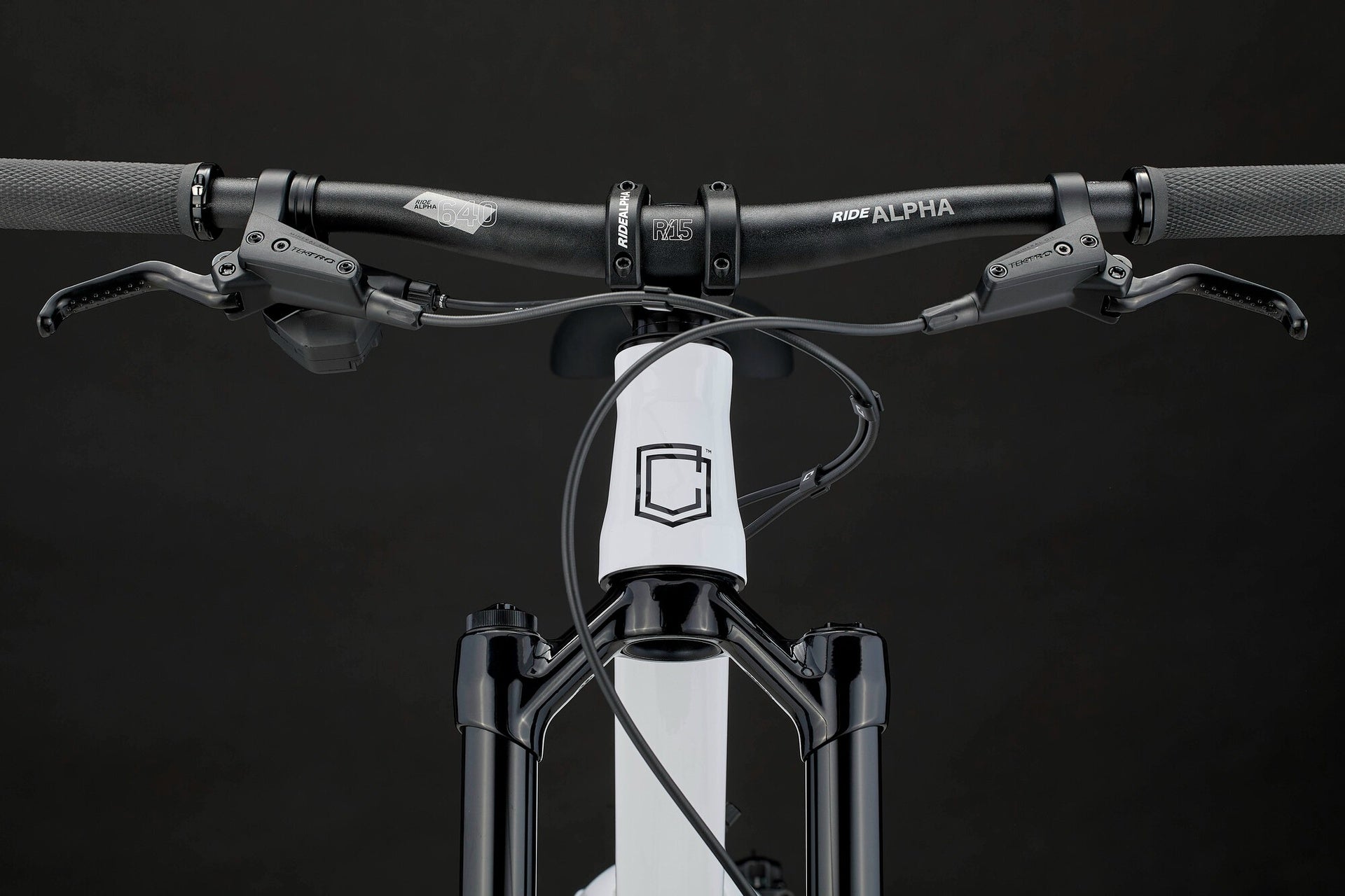 Bicicleta infantil Commencal Clash 24 Pure White 2026
