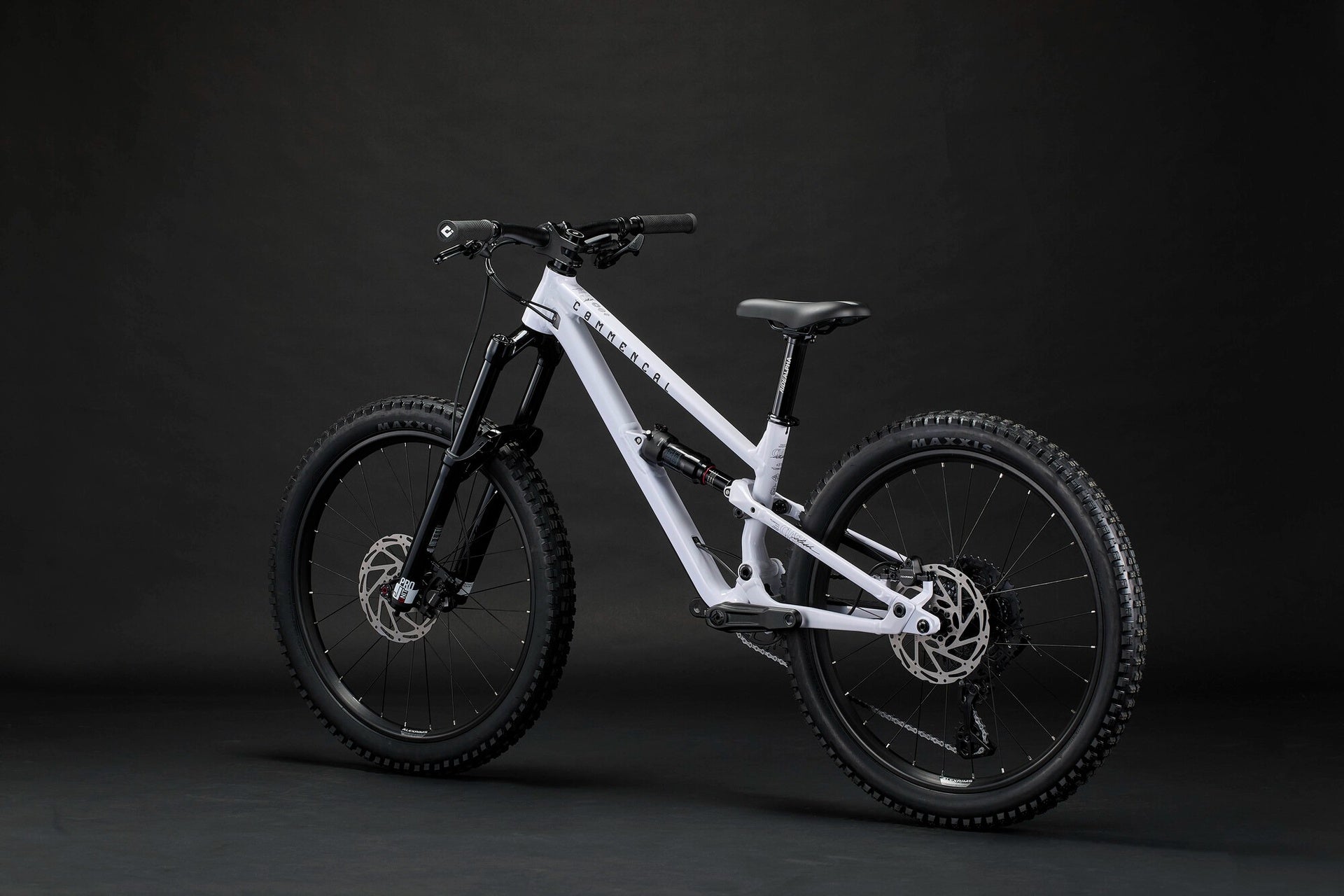 Bicicleta infantil Commencal Clash 24 Pure White 2026